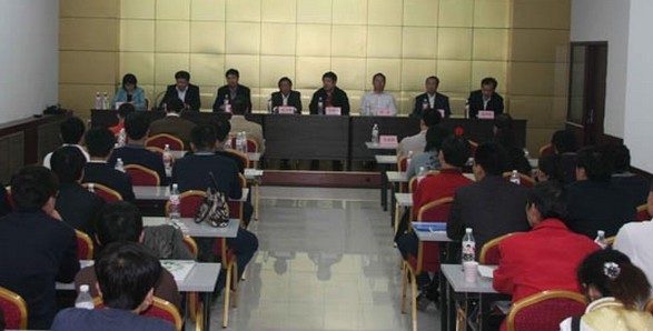 医院医护人员认真贯彻十八大会议精神