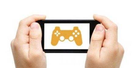 阴阳师是目前比较受到年轻人青睐的一种手游,而且近期周年庆活动,更是有大批玩家整天机不离手。如今社会发展,工作、学习压力逐渐增大,在下班或者放学后回到家中借助游戏适当放松,可以起到缓解压力的作用,但是沉迷游戏不能自拔,长此以往会严重影响身体健康,尤其是白癜风患者。那么,沉迷游戏究竟对白癜风患者有哪些危害?成都白癜风医院的医生为我们指出了以下这几点:1、久坐不动,阻碍了微循环一门心思的抱着手机打游戏,要么躺着,要么坐着,但为活跃的肯定是手部和脑部,身体的其他部位就会长时间不动,处于血液慢循环的状态。并且腰部、腿部、臀部的长时间受压,极易发生微循环障碍,而微循环障碍就是诱发白癜风的因素之一,因此使得白斑扩散也就很容易了。2、作息不规律,免疫力也下降了多少人一拿着手机开始打游戏,就放不下手机了?游戏玩疯了,吃饭时间不固定了,想起来了才吃,结果身体营养跟不上了。甚至是晚睡,不睡的情况也很多见,睡眠少睡眠差,加之饮食的不规律,很容易使得免疫失衡,导致黑色素细胞的大量损失,白癜风也随之扩散了。3、长时间玩游戏,不注意休息玩手游似乎成了很多人的一种兴趣爱好,也是一种打发无聊时间的方式,但是一定要注意不可长时间玩,原本手机辐射就大,对眼睛也不好,得了白癜风还长时间玩,肯定是没办法早日让白癜风恢复的。玩手机,可以,但要注意时不时的休息,注意饮食、作息上的规律,也不能忽视运动锻炼。成都博润白癜风医院医生表示,白癜风治疗需要一个漫长的过程,,只有坚持正规治疗,端正态度,积极配合医生治疗,白癜风是能够恢复正常肤色的!