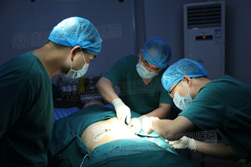 刘志飞教授于我院亲自实施手术