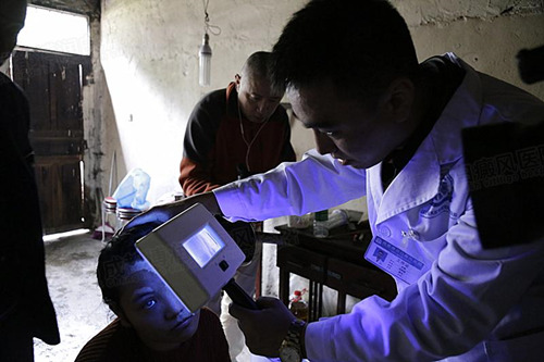 许军医生为刘菊燕进行伍德灯检查