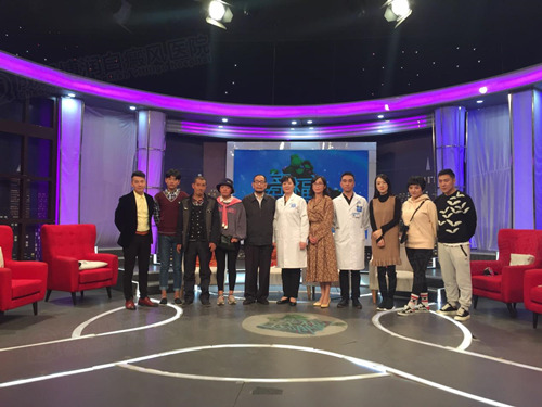 患者刘菊燕及家属参与《幸福在哪里》栏目录制