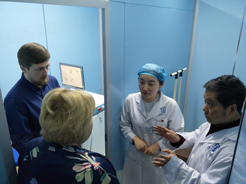 带领波波娃博士参观智能308