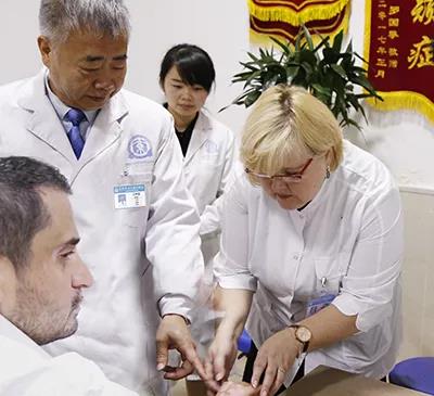 伊琳娜博士与喻明江主任一同为患者诊断病情,中西结合制定个性化诊疗方案