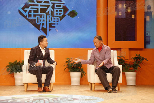 (图注:爷爷因为常年劳作,手指关节变形,无法像常人一样伸直)