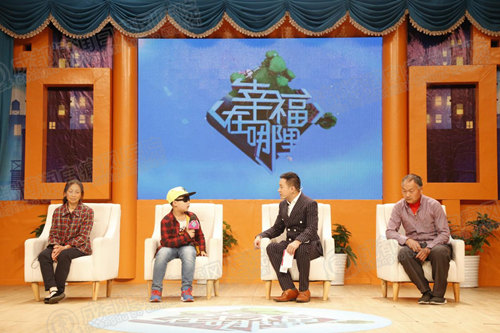 (图注:任圆圆讲述希望自己父母和哥哥能够回来,一家人一起生活。)