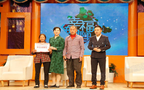 (图注:童学娅主任代表我院以及社会的爱心人士向任圆圆一家送上了幸福慈善基金)