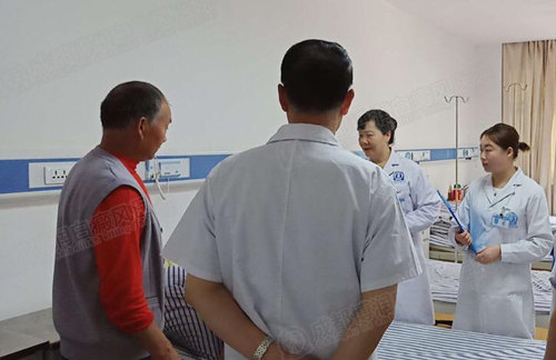 (图注:我院院医务人员向任圆圆爷爷了解情况,并安慰正在哭泣的任圆圆。)