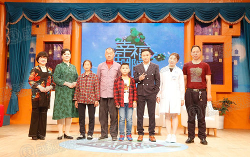 (图注:任圆圆一家与童学娅主任、主持人合照).jpg
