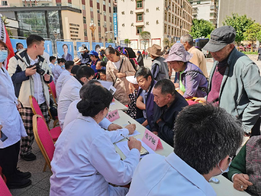 童学娅主任赴四川阿坝小金县义诊,助力健康四川,献礼建党百年!