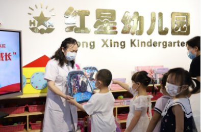 情暖开学季,关爱助成长-成都博润开展爱心捐赠活动