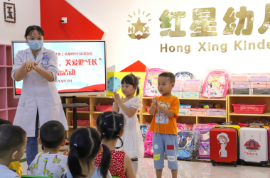 情暖开学季,关爱助成长-成都博润开展爱心捐赠活动