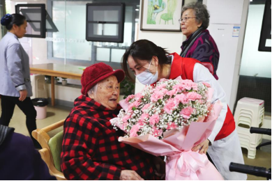 “九九重阳、与爱同行”博润爱心小组走进康养中心