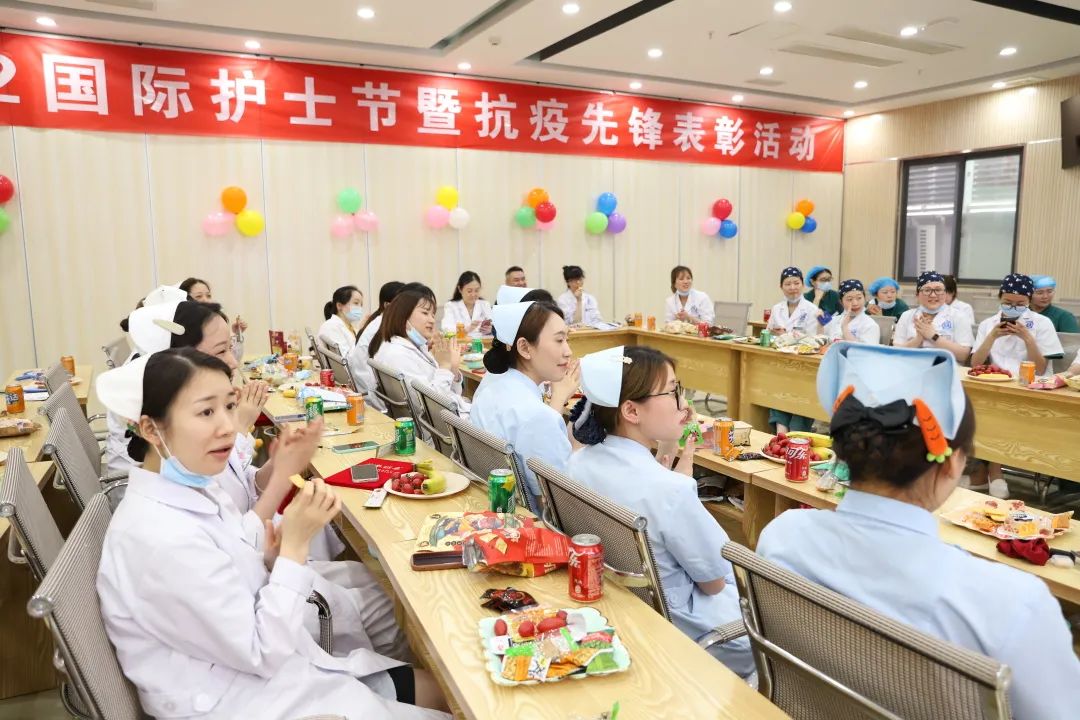 致敬最美的你!成都博润举行5.12护士节庆祝暨表彰大会