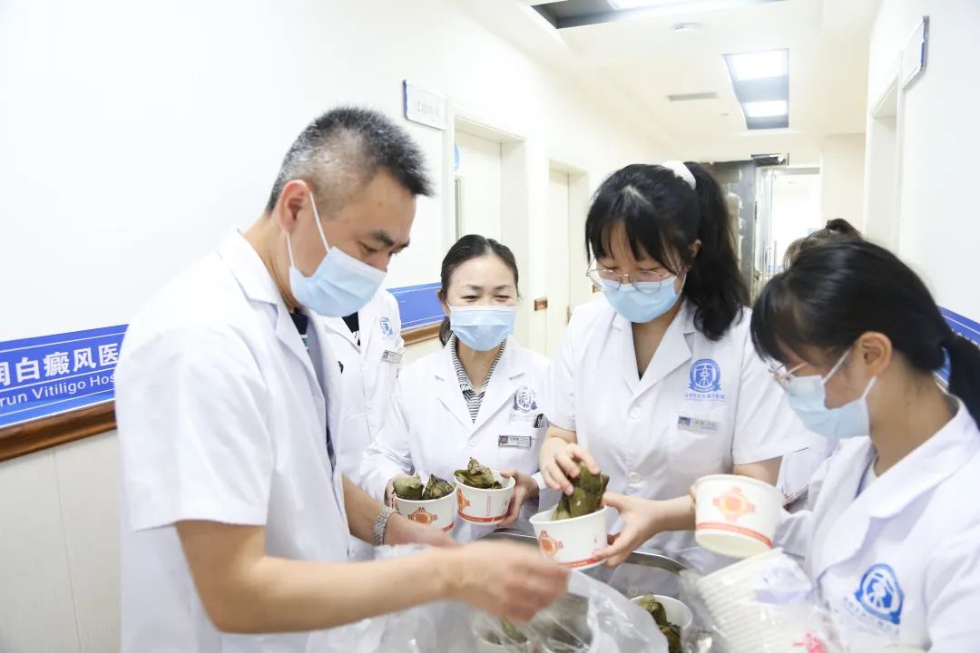 端午粽飘香,浓浓医患情:成都博润医院为在院患者送上“爱心粽”